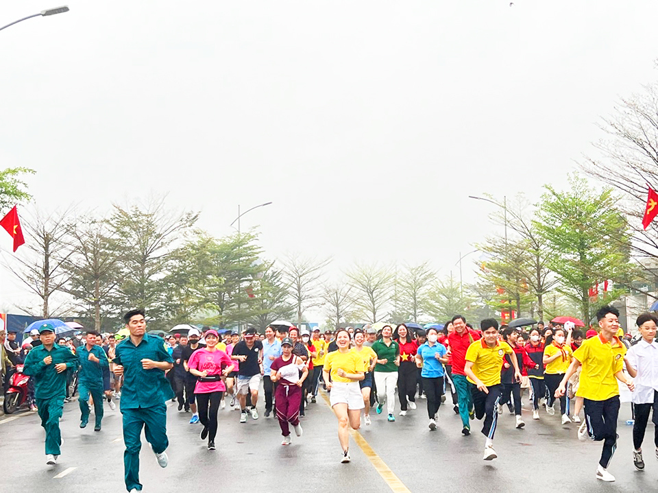 Nhằm thiết thực ch&agrave;o mừng 10 năm th&agrave;nh lập, phường Minh Khai tổ chức giải chạy b&aacute;o H&agrave;nộimới lần thứ 9.