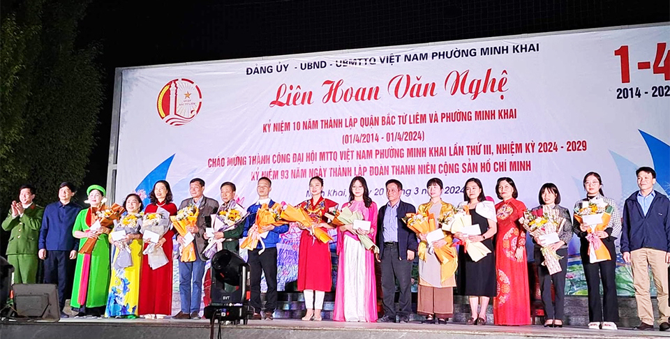 L&atilde;nh đạo phường Minh Khai tặng hoa cho c&aacute;c đội tham gia li&ecirc;n hoan văn nghệ.