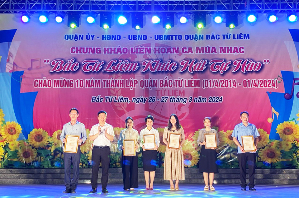 Phường Minh Khai đạt giải Nhất Li&ecirc;n hoan ca m&uacute;a nhạc "Bắc Từ Li&ecirc;m kh&uacute;c h&aacute;t tự h&agrave;o" ch&agrave;o mừng&nbsp; 10 năm th&agrave;nh lập quận.