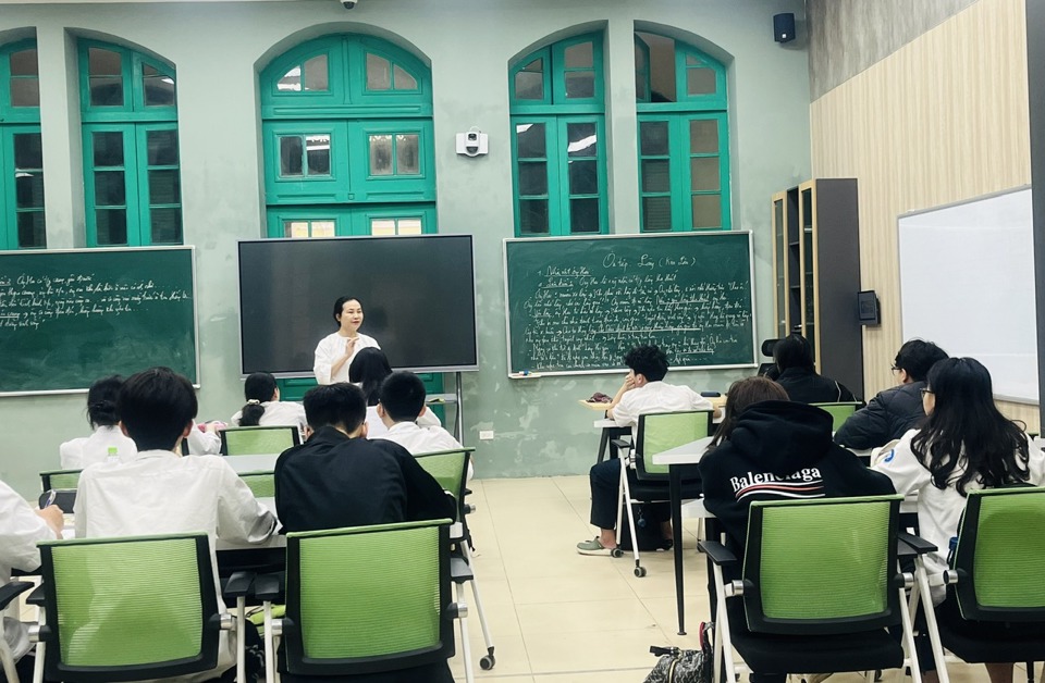 Nhà giáo Nguyễn Thị Thu Hà, Hiệu trưởng Trường THCS Trưng Vương, quận Hoàn Kiếm dạy 