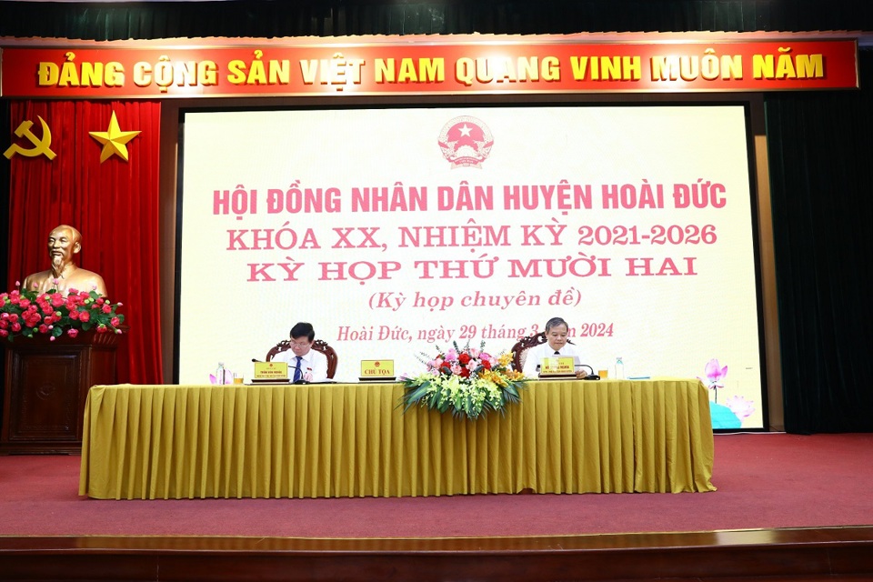 Ph&oacute; B&iacute; thư Thường trực huyện ủy, Chủ tịch HĐND huyện Ho&agrave;i Đức Trần Văn Nghĩa (ảnh tr&aacute;i) chủ tr&igrave; Kỳ họp.