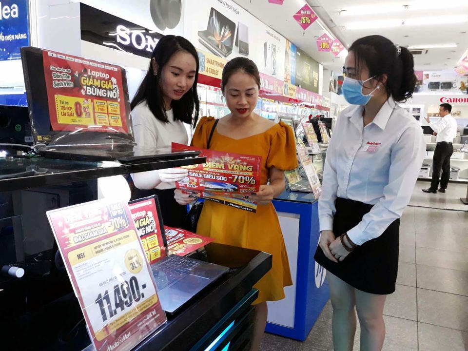 Người ti&ecirc;u d&ugrave;ng mua h&agrave;ng điện m&aacute;y giảm gi&aacute; tại si&ecirc;u thị Media Mart. Ảnh: Ho&agrave;i Nam