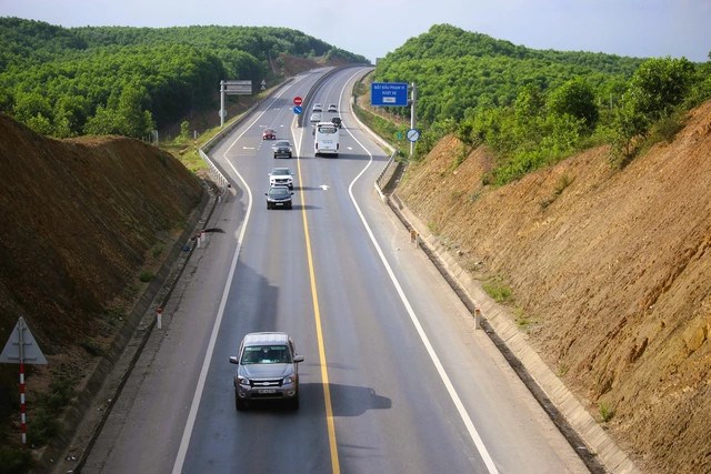 Cao tốc Cam Lộ - La Sơn cấm xe cỡ lớn để&nbsp;giảm bớt &aacute;p lực tr&ecirc;n tuyến.