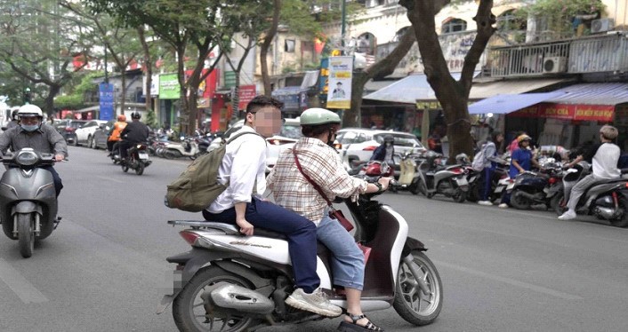 Hà Nội: xử phạt phụ huynh và học sinh vi phạm giao thông tại cổng trường - Ảnh 1