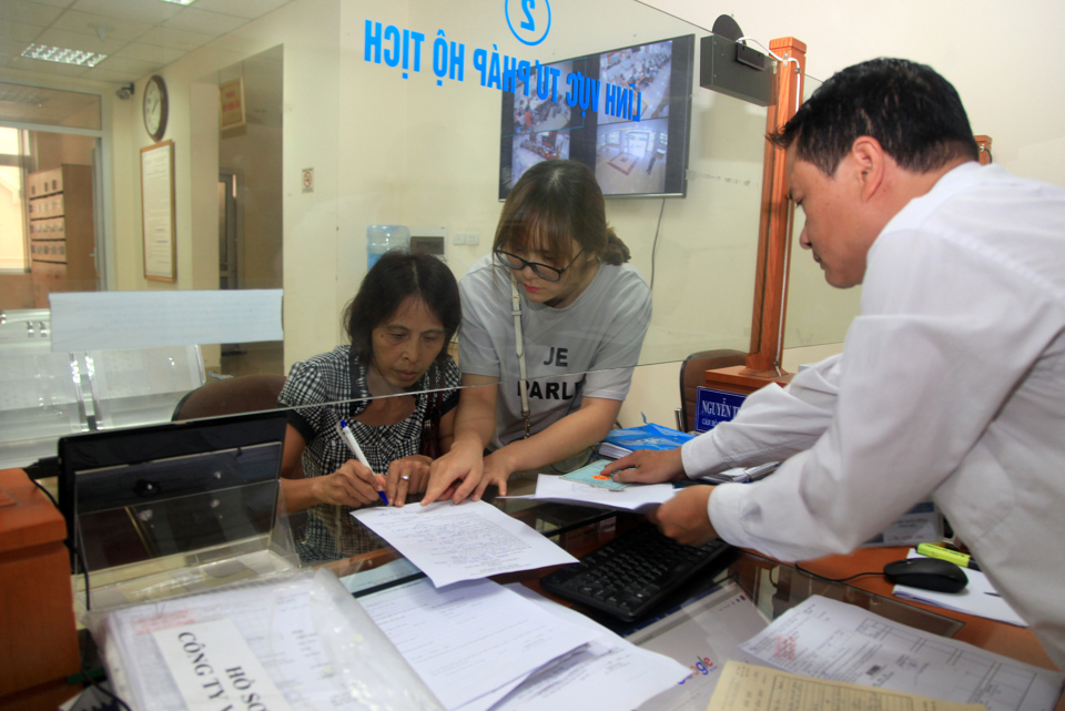 Giải quyết thủ tục hành chính cho người dân tại bộ phận một cửa quận Hoàn Kiếm. Ảnh: Hải Linh