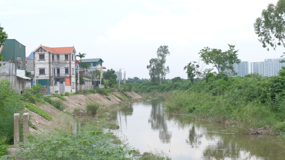 Sông Cầu Bây đoạn chảy ra địa phận xã Kiêu Kỵ, huyện Gia Lâm. Ảnh: Trọng Tùng