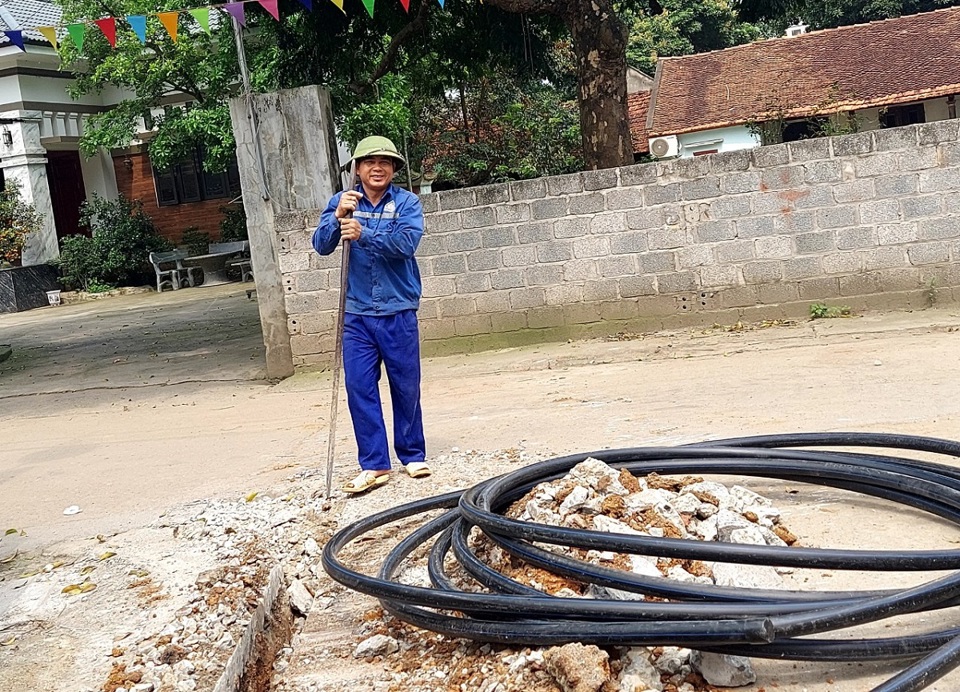 Để đẩy nhanh tiến độ, c&ocirc;ng nh&acirc;n x&acirc;y dựng đường ống nước l&agrave;m việc li&ecirc;n tục tr&ecirc;n c&ocirc;ng trường.