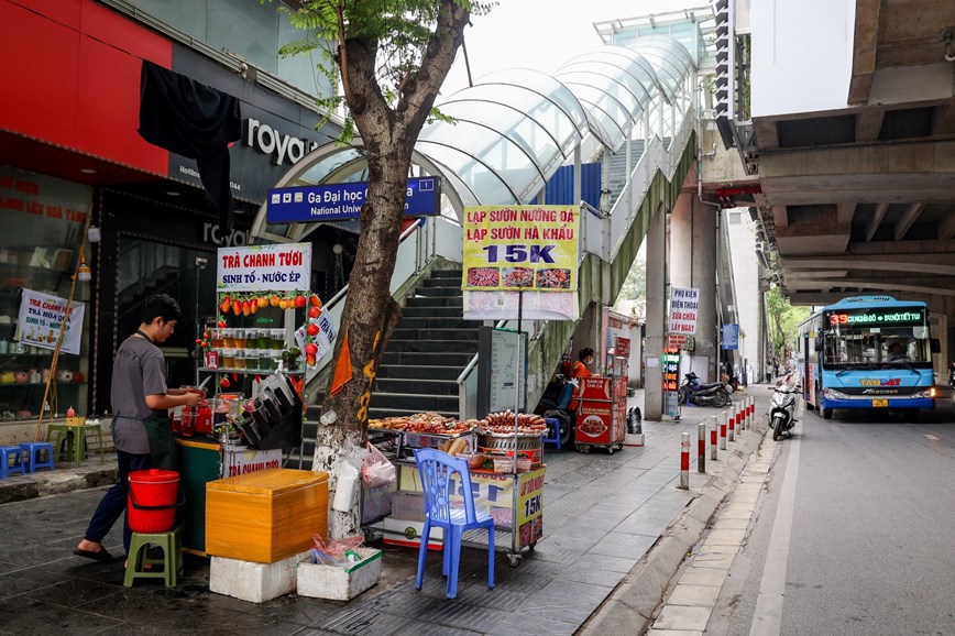 C&aacute;c khu vực nh&agrave; ga bị lấn chiếm l&agrave;m nơi kinh doanh, bu&ocirc;n b&aacute;n.