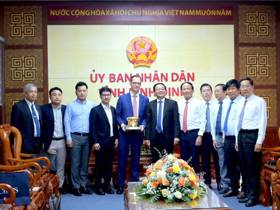 L&atilde;nh đạo tỉnh B&igrave;nh Định v&agrave; l&atilde;nh đạo c&aacute;c Sở, ban ng&agrave;nh chụp ảnh lưu niệm c&ugrave;ng đo&agrave;n c&ocirc;ng t&aacute;c&nbsp;Tập đo&agrave;n Nexif Ratch Energy. (Ảnh:&nbsp;binhdinh.gov.vn)