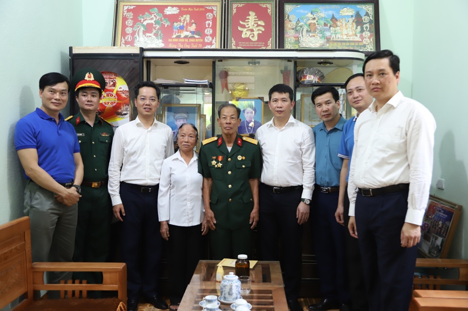 L&atilde;nh đạo quận Ho&agrave;n Kiếm thăm gia đ&igrave;nh &ocirc;ng&nbsp;Vũ Văn Điệu trong ng&agrave;y nhận nh&agrave; vừa được hỗ trợ sửa chữa.