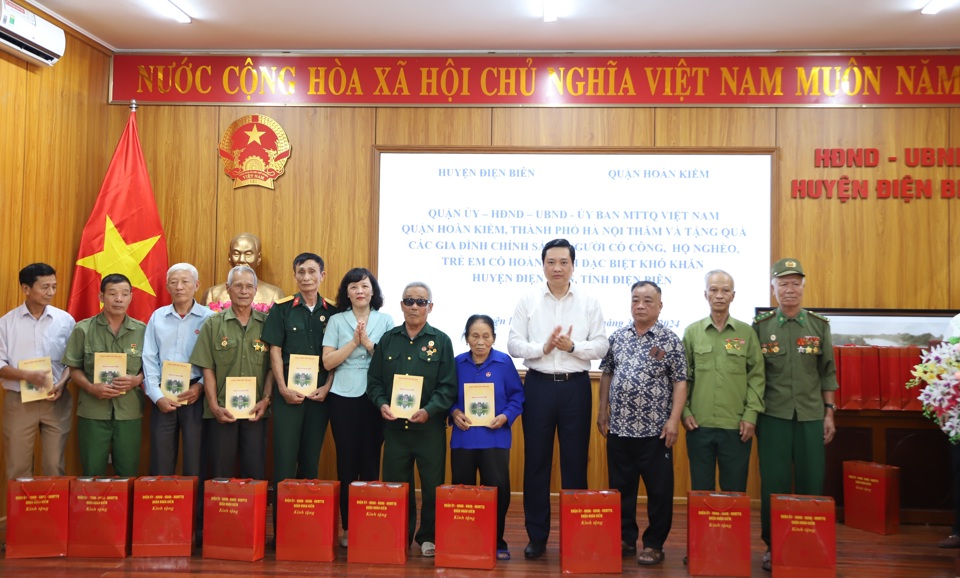 Ph&oacute; B&iacute; thư Thường trực Quận ủy Ho&agrave;n Kiếm Nguyễn Quốc Kh&aacute;nh v&agrave; Ph&oacute; Chủ tịch HĐND quận Ho&agrave;n Kiếm Nguyễn Thị Phương Chung tặng qu&agrave; 15&nbsp;hộ ngh&egrave;o.