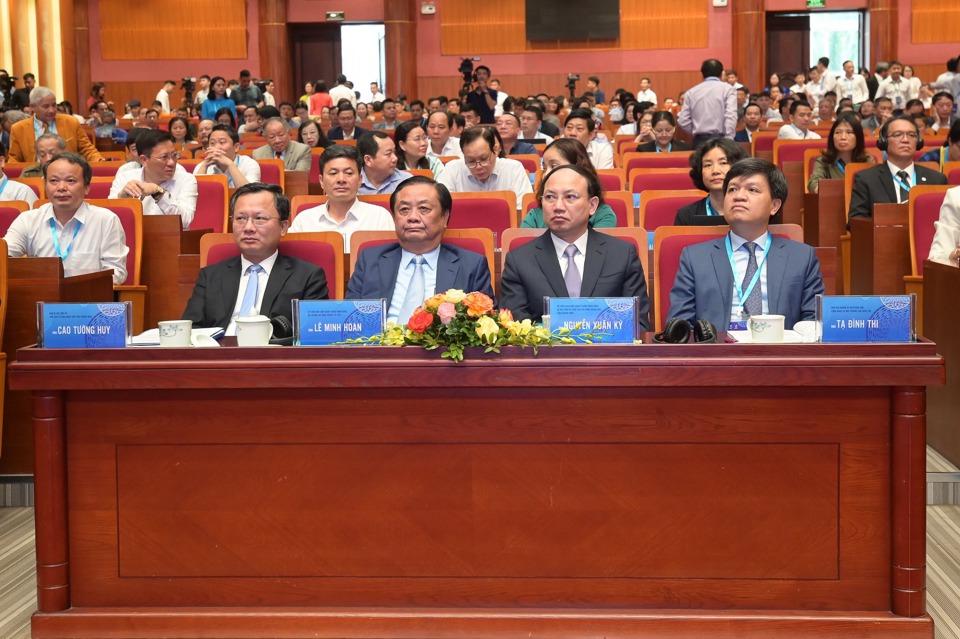 Bộ trưởng Bộ NN&amp;PTNT L&ecirc; Minh Hoan c&ugrave;ng l&atilde;nh đạo tỉnh Quảng Ninh tại hội nghị.&nbsp;