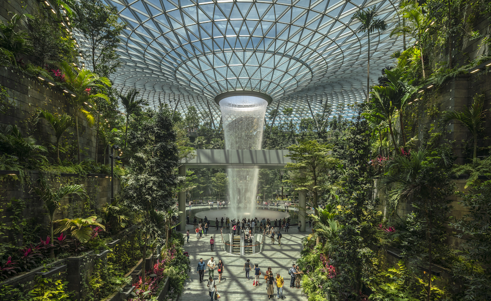 &ldquo;S&acirc;n bay tốt nhất thế giới&rdquo; Jewel Changi Airport - một trong những t&aacute;c phẩm kiến tr&uacute;c g&acirc;y tiếng vang lớn của tập đo&agrave;n CapitaLand.