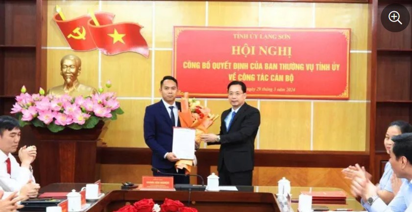 &Ocirc;ng Ho&agrave;ng Văn Nghiệm, Ph&oacute; B&iacute; thư Thường trực Tỉnh ủy Lạng Sơn trao Quyết định của Ban Thường vụ Tỉnh ủy cho &ocirc;ng Trần Tiến Nguy&ecirc;n.