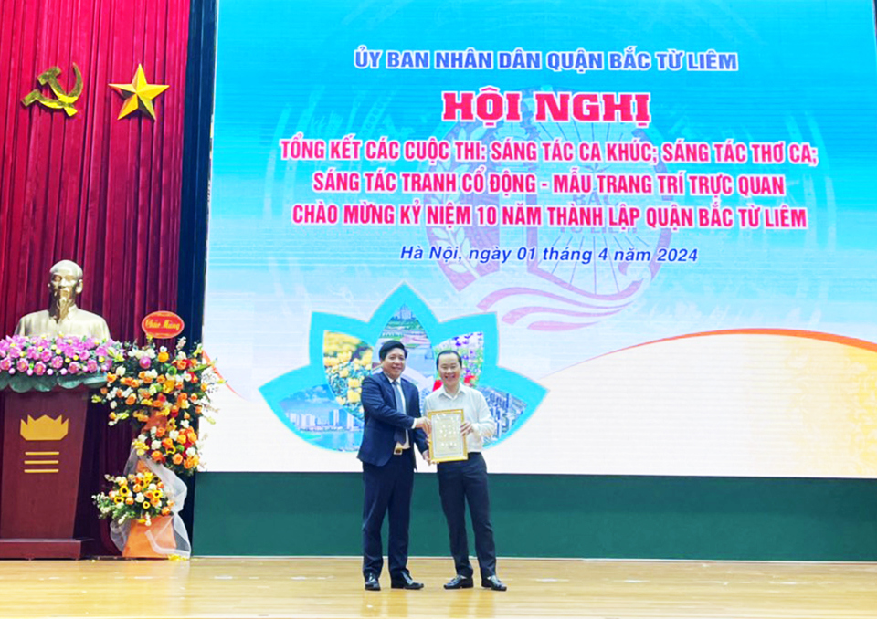 Chủ tịch UBND quận Bắc Từ Li&ecirc;m Nguyễn Hữu Tuy&ecirc;n trao giải Nhất cho c&aacute; nh&acirc;n đạt giải cuộc thi&nbsp;s&aacute;ng t&aacute;c ca kh&uacute;c.