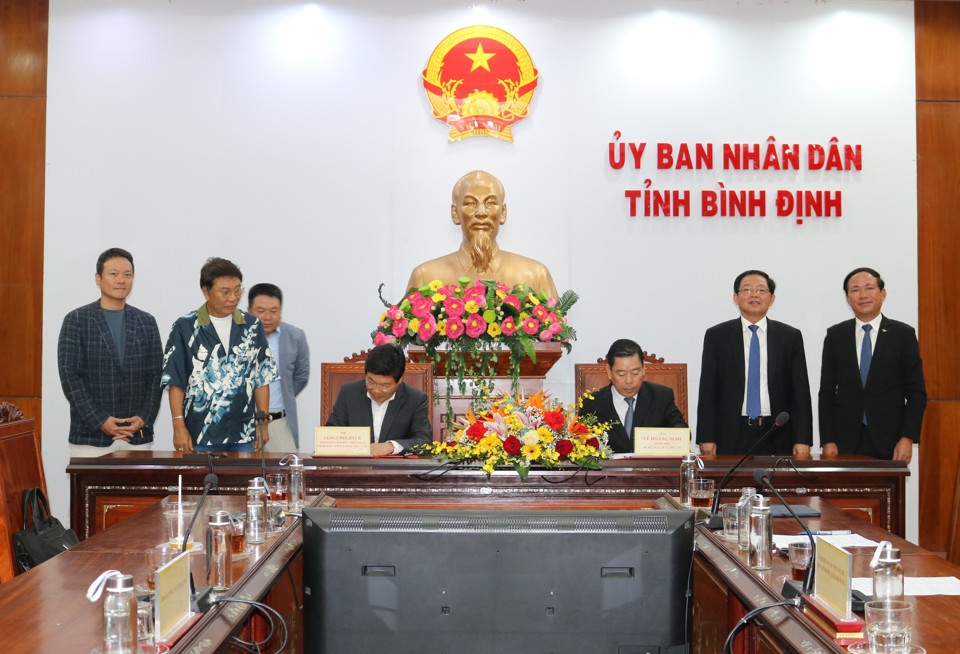 &Ocirc;ng L&ecirc; Ho&agrave;ng Nghi - Gi&aacute;m đốc Sở Kế hoạch v&agrave; Đầu tư v&agrave; &ocirc;ng Jang Chin Hyuk - Chủ tịch Hội đồng quản trị C&ocirc;ng ty TNHH MNK Việt Nam đ&atilde; k&yacute; kết Bản ghi nhớ. (Ảnh: TTXTĐT B&igrave;nh Định)