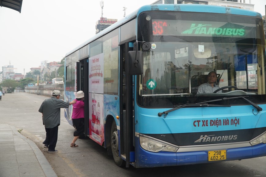 H&agrave;nh kh&aacute;ch sử dụng tuyến xe bu&yacute;t 35A thay thế cho xe bu&yacute;t số 44 dừng hoạt động.