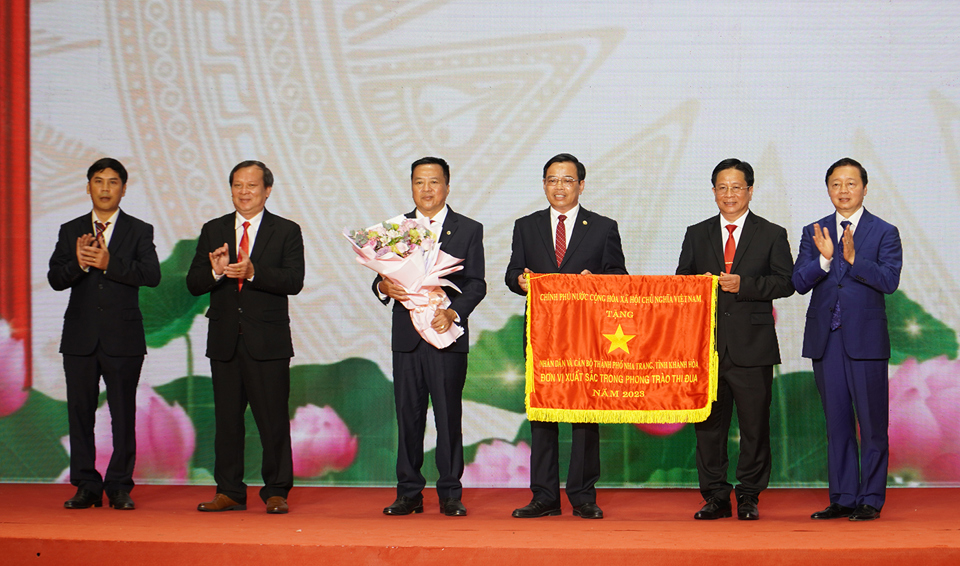 Ph&oacute; Thủ tướng &nbsp;Ch&iacute;nh phủ Trần Hồng H&agrave; trao Cờ thi đua của Ch&iacute;nh phủ cho TP Nha Trang. (Ảnh: Trung Nh&acirc;n)
