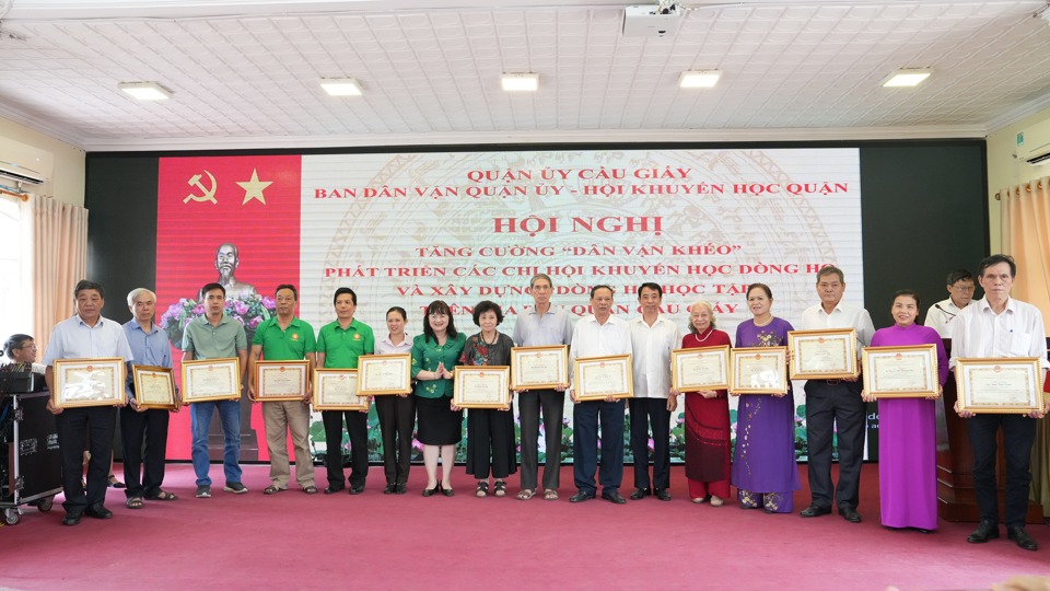 L&atilde;nh đạo quận Cầu Giấy v&agrave; Hội Khuyến học th&agrave;nh phố tặng giấy khen cho c&aacute;c nh&acirc;n c&oacute; th&agrave;nh t&iacute;ch xuất sắc trong phong tr&agrave;o khuyến học.