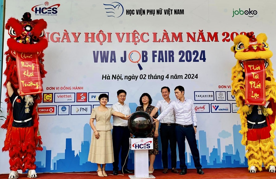 C&aacute;c đại biểu nhấn chu&ocirc;ng khai mạc Ng&agrave;y hội việc l&agrave;m năm 2024.