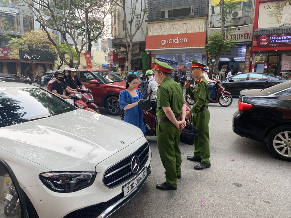 Lực lượng chức năng phường Dịch Vọng xử l&yacute; c&aacute;c trường hợp dừng đỗ phương tiện sai quy định.