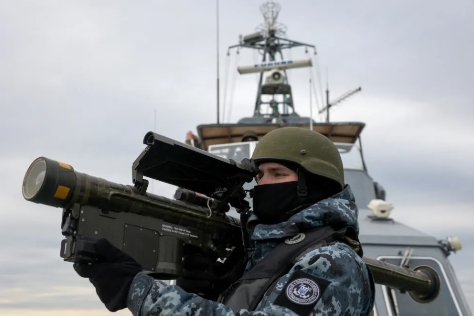 Một qu&acirc;n nh&acirc;n Ukraine sử dụng Hệ thống ph&ograve;ng kh&ocirc;ng cầm tay khi tuần tra ở khu vực Biển Đen ph&iacute;a T&acirc;y Bắc Ukraine. Ảnh: AFP