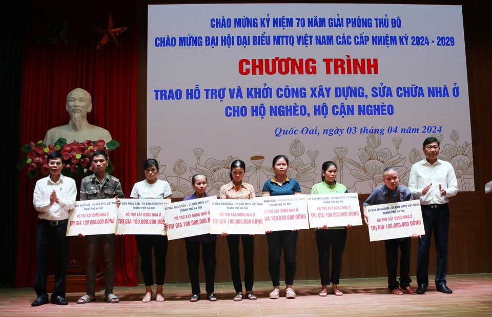 Trưởng Ban D&acirc;n vận Th&agrave;nh ủy Đỗ Anh Tuấn v&agrave; B&iacute; thư huyện ủy Quốc Oai Nguyễn Văn Thọ trao hỗ trợ cho c&aacute;c hộ ngh&egrave;o, hộ cận ngh&egrave;o x&acirc;y dựng v&agrave; sửa chữa nh&agrave; ở.