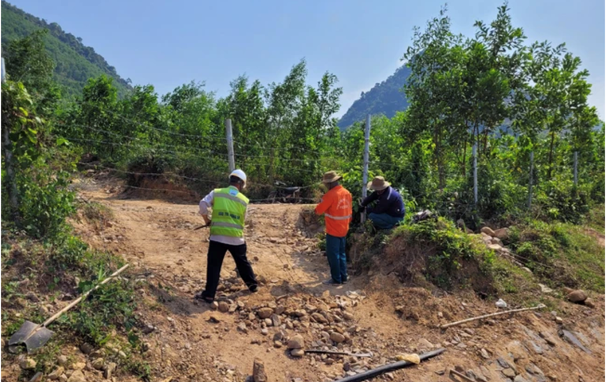 Nhiều điểm tr&ecirc;n tuyến cao tốc La Sơn - Ho&agrave; Li&ecirc;n bị người d&acirc;n tự &yacute; th&aacute;o dỡ h&agrave;ng r&agrave;o mở lối đi.