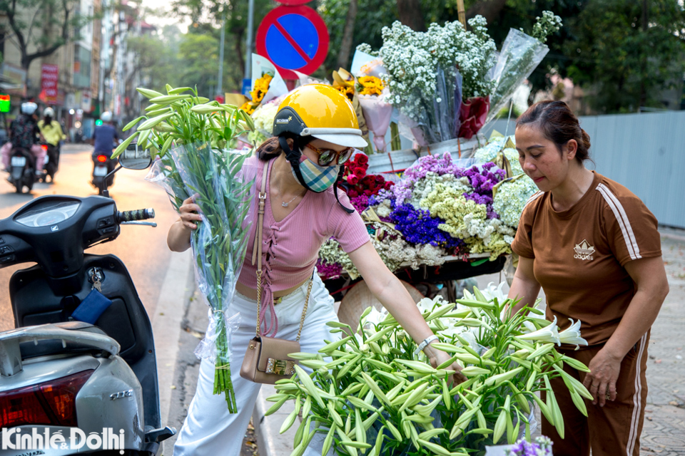 Nhiều người d&acirc;n tranh thủ mua hoa về cắm trang tr&iacute; tại nh&agrave; cũng như c&ocirc;ng sở. Hoa loa k&egrave;n kh&ocirc;ng phải giống hoa kh&oacute; trồng, kh&oacute; chăm s&oacute;c nhưng để hoa được đẹp v&agrave; tươi, người b&aacute;n phải tưới hoa cho đẫm nước.