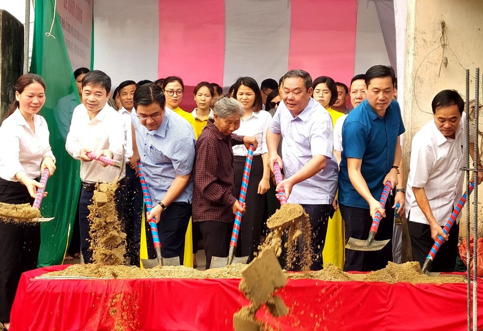 Ph&oacute; Chủ tịch Thường trực UBND TP L&ecirc; Hồng Sơn c&ugrave;ng c&aacute;c đại biểu động thổ x&acirc;y dựng nh&agrave; cho b&agrave; Vũ Thị Nh&atilde;, ở th&ocirc;n 5, x&atilde; Quảng Bị