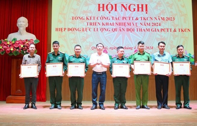 Huyện Quốc Oai khen thưởng c&aacute;c tập thể, c&aacute; nh&acirc;n đ&oacute;ng g&oacute;p t&iacute;ch cực cho c&ocirc;ng t&aacute;c ph&ograve;ng chống thi&ecirc;n tai, t&igrave;m kiếm cứu nạn cứu hộ tr&ecirc;n địa b&agrave;n huyện năm 2023.