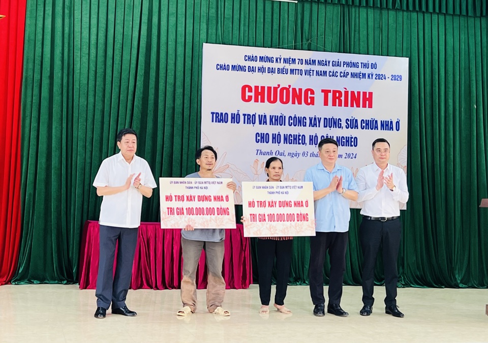 Ph&oacute; Chủ tịch UBND TP H&agrave; Nội Dương Đức Tuấn trao kinh ph&iacute; hỗ trợ x&acirc;y dựng, sửa chữa nh&agrave; ở&nbsp; cho c&aacute;c hộ ngh&egrave;o x&atilde; Đỗ Động, huyện Thanh Oai.