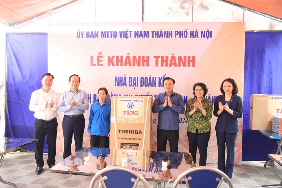 B&iacute; thư Th&agrave;nh ủy H&agrave; Nội Đinh Tiến Dũng c&ugrave;ng c&aacute;c đồng ch&iacute; l&atilde;nh đạo T.Ư, TP trao qu&agrave; nh&acirc;n dịp kh&aacute;nh th&agrave;nh nh&agrave; đại đo&agrave;n kết cho hộ gia đ&igrave;nh b&agrave; Ho&agrave;ng Thị Quyết ở th&ocirc;n Xoan, x&atilde; V&acirc;n Ho&agrave;.