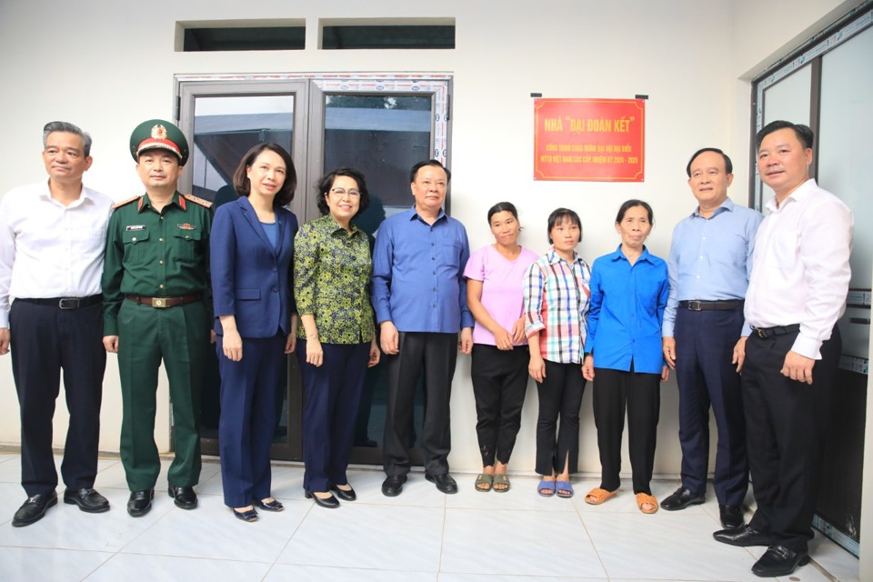 B&iacute; thư Th&agrave;nh ủy Đinh Tiến Dũng c&ugrave;ng c&aacute;c đồng ch&iacute; l&atilde;nh đạo TP tham dự kh&aacute;nh th&agrave;nh nh&agrave; đại đo&agrave;n kết của hộ gia đ&igrave;nh b&agrave; Ho&agrave;ng Thị Quyết ở th&ocirc;n Xoan, x&atilde; V&acirc;n Ho&agrave;.