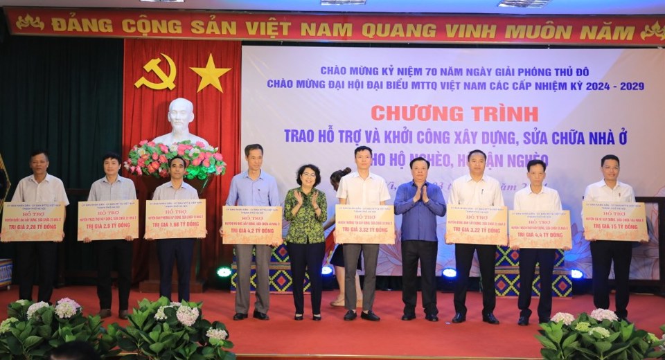 B&iacute; thư Th&agrave;nh ủy H&agrave; Nội Đinh Tiến Dũng,&nbsp;Ph&oacute; Chủ tịch Ủy ban T.Ư MTTQ Việt Nam T&ocirc; Thị B&iacute;ch Ch&acirc;u trao hỗ trợ cho c&aacute;c huyện