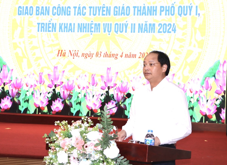 Trưởng ban Tuy&ecirc;n gi&aacute;o Th&agrave;nh uỷ Nguyễn Do&atilde;n Toản ph&aacute;t biểu tại cuộc giao ban.