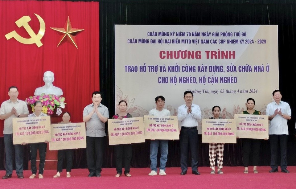 Ph&oacute; Chủ tịch UBND TP H&agrave; Nội H&agrave; Minh Hải c&ugrave;ng B&iacute; thư Huyện ủy Thường T&iacute;n Nguyễn Tiến Minh trao hỗ trợ x&acirc;y dựng v&agrave; sửa chữa nh&agrave; cho 6 hộ ngh&egrave;o, cận ngh&egrave;o x&atilde; Nghi&ecirc;m Xuy&ecirc;n.