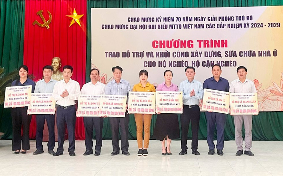 Ph&oacute; Chủ tịch UBND TP H&agrave; Nội Nguyễn Trọng Đ&ocirc;ng trao hỗ trợ cho c&aacute;c hộ c&oacute; ho&agrave;n cảnh kh&oacute; khăn huyện S&oacute;c Sơn.