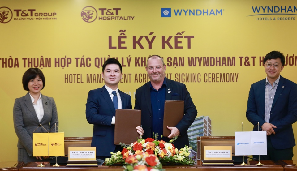Đại diện l&atilde;nh đạo Tập đo&agrave;n T&amp;T Group v&agrave; Wyndham Hotels &amp; Resorts Asia Pacific trao thỏa thuận hợp t&aacute;c