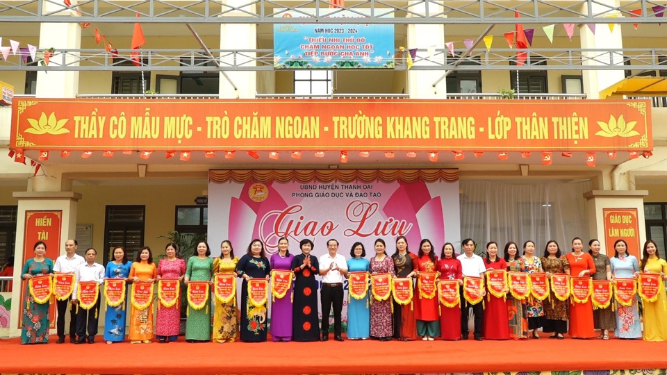 L&atilde;nh đạo ph&ograve;ng GD&amp;ĐT huyện Thanh Oai tặng cờ lưu niệm cho Hiệu trưởng c&aacute;c trường Tiểu học tham dự ng&agrave;y hội.