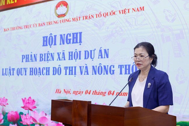 Ph&oacute; Chủ tịch Ủy ban Trung ương MTTQ Việt Nam Trương Thị Ngọc &Aacute;nh ph&aacute;t biểu tại hội nghị.