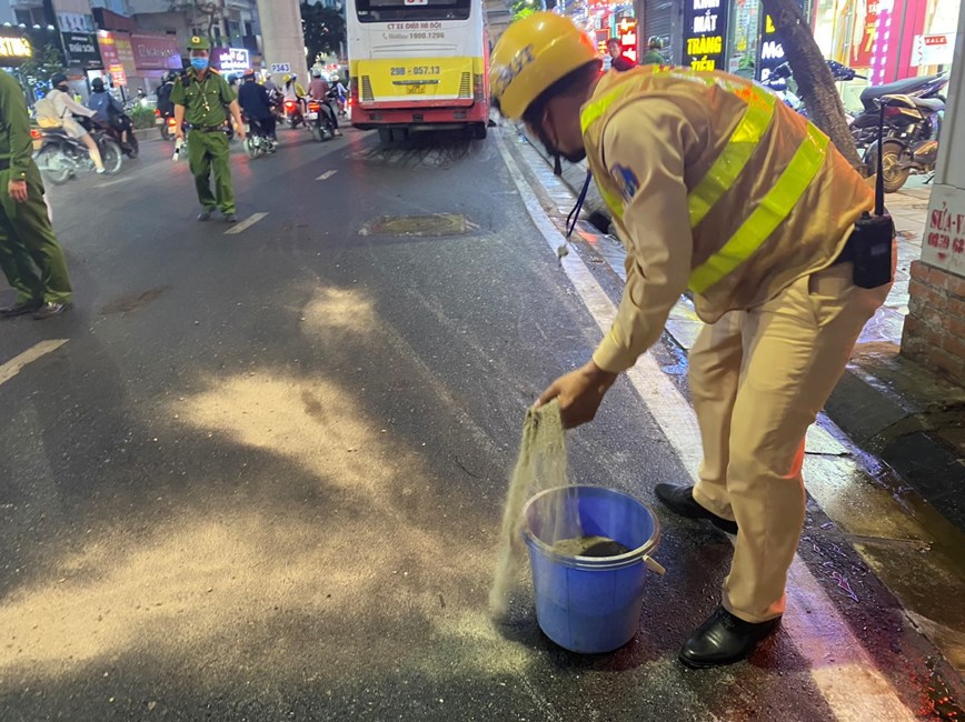 Hà Nội: kịp thời khắc phục sự cố do ô tô buýt bị thủng thùng dầu - Ảnh 2