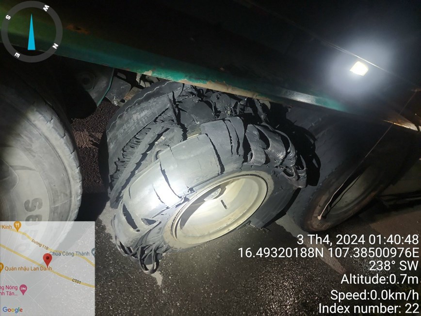 Liên tiếp xảy ra nổ lốp xe trên cao tốc Cam Lộ - La Sơn - Ảnh 1
