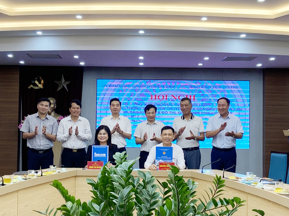 Đại diện lãnh đạo huyện Gia Lâm và Báo Kinh tế & Đô thị ký kết hợp tác truyền thông năm 2024 - 2025. Ảnh: Hoàng Quyết