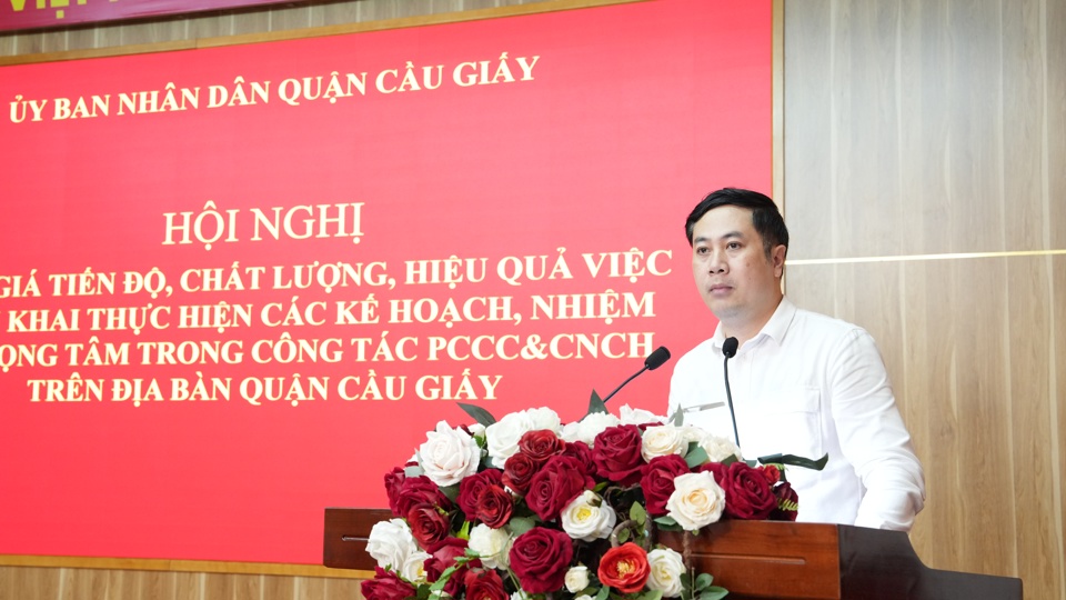 Ph&oacute; Chủ tịch UBND quận Cầu Giấy Ng&ocirc; Ngọc Phương ph&aacute;t biểu tại hội nghị.