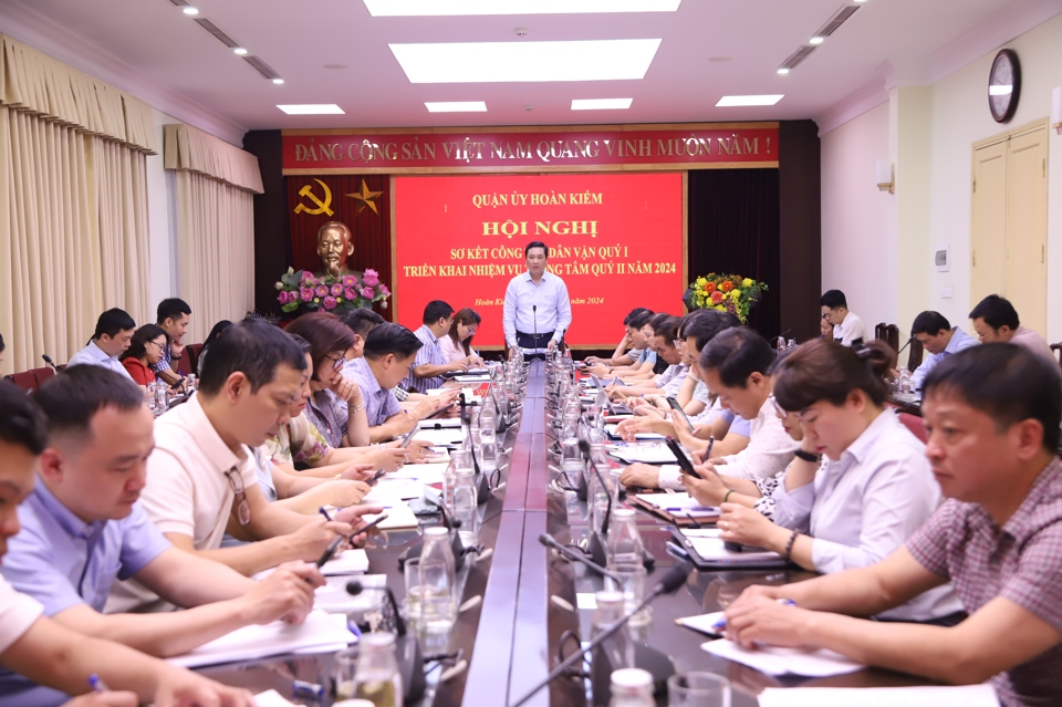 Ph&oacute; B&iacute; thư Thường trực Quận ủy Nguyễn Quốc Kh&aacute;nh ph&aacute;t biểu tại hội nghị.