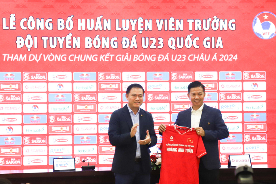 Lễ ký kết và công bố HLV trưởng U23 Việt Nam tham dự Vòng chung kết U23 châu Á 2024. Ảnh: Hoàng Quân