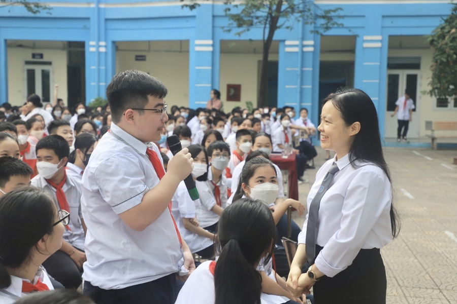 Luật sư Phạm Thị Bích Hảo (Đoàn Luật sư Hà Nội) tuyên truyền pháp luật cho học sinh tại Trường THCS Lương Yên (quận Hai Bà Trưng). Ảnh: Hồng Thái