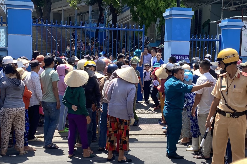 Một học sinh&nbsp;Tiểu học Vĩnh Trường đ&atilde; tử vong tr&ecirc;n đường đi cấp cứu. (Ảnh: Trung Nh&acirc;n)