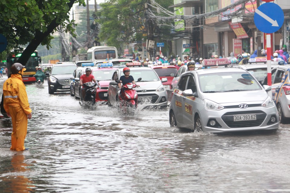 Nhiều khu vực ở Hagrave; Nội vẫn xảy ra tigrave;nh trạng ngập uacute;ng khi mưa. Ảnh: Phạm Hugrave;ng